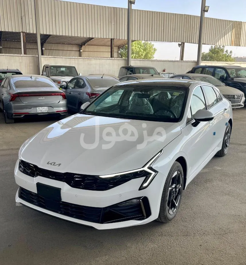 Car specifications: 4 cylinders, 2.5 litre engine, front-wheel drive
