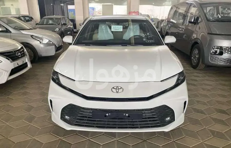 تويوتا كامري E بنزين 2026 ابيض رمادي وارد الوكيل - الرياض