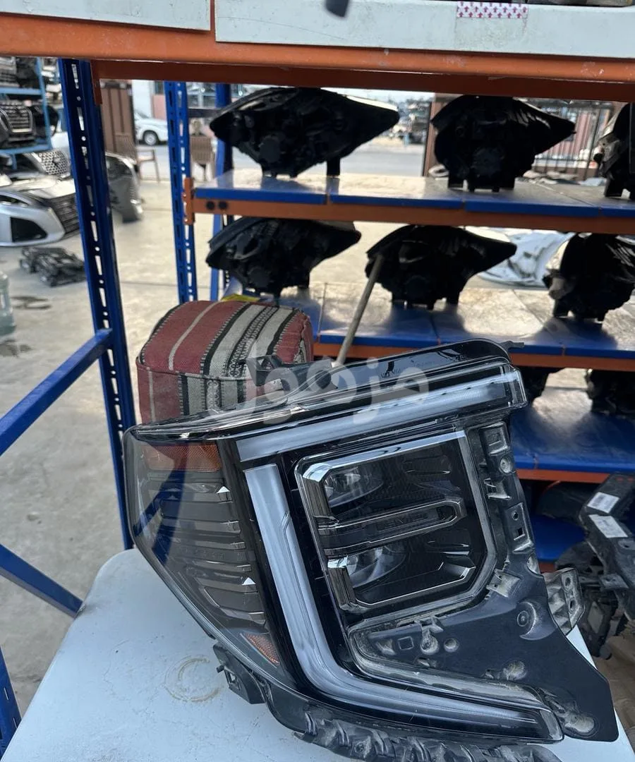 Right Sera headlight AT4 genuine agency