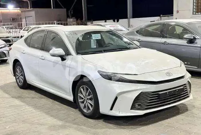 Toyota Camry E standard rims petrol 2026