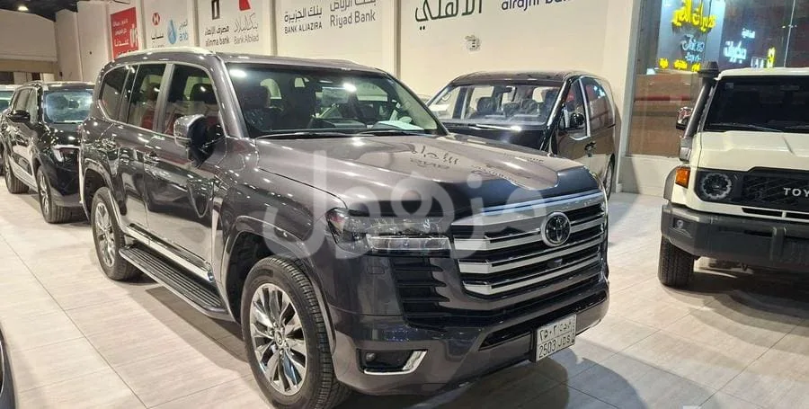 Toyota Land Cruiser 2026 GXR L4, Sunroof, Rear Screens - Al Khobar