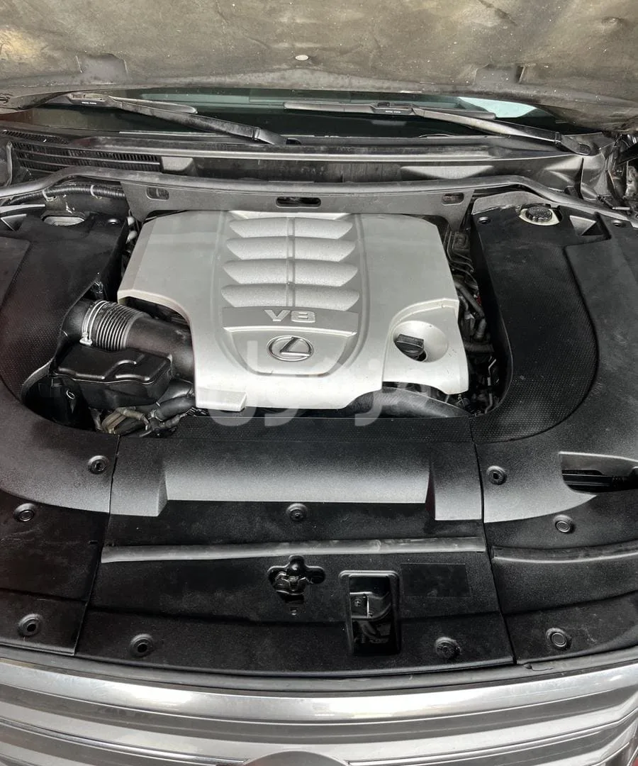 Lexus 570 Sequoia engine