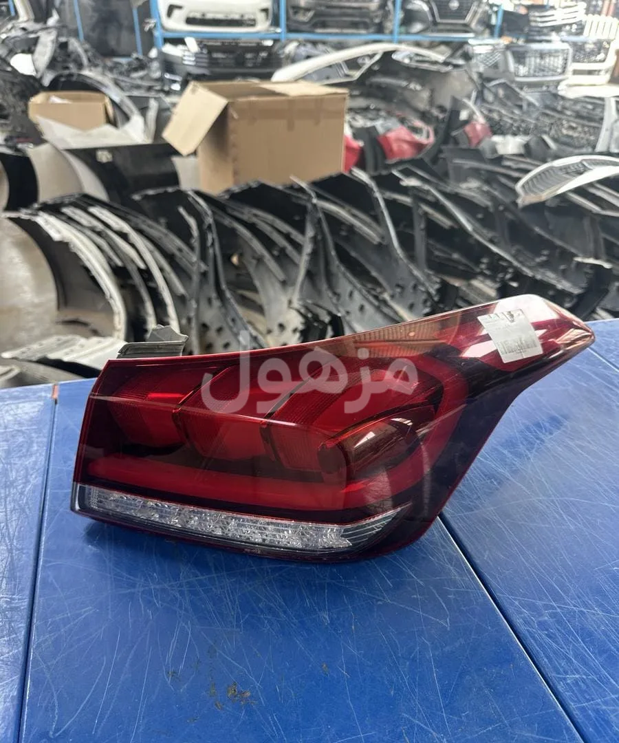 Genuine OEM right headlight for Genesis, model years 2015-2016-2017-2018-2019-2020.