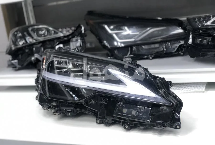 شمعه لكزس LS500 موديل 2021 يمين
