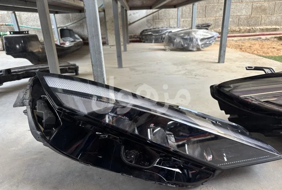 Hyundai Elantra 2025 right headlight