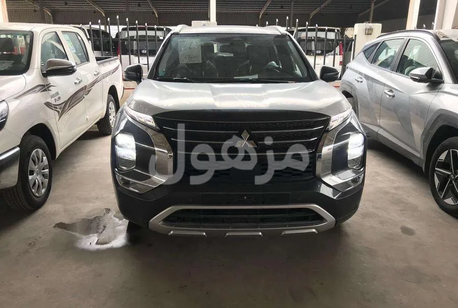 ميتسوبيشي اوتلاندر 2025 نص فل دفع رباعي بانوراما - الدمام