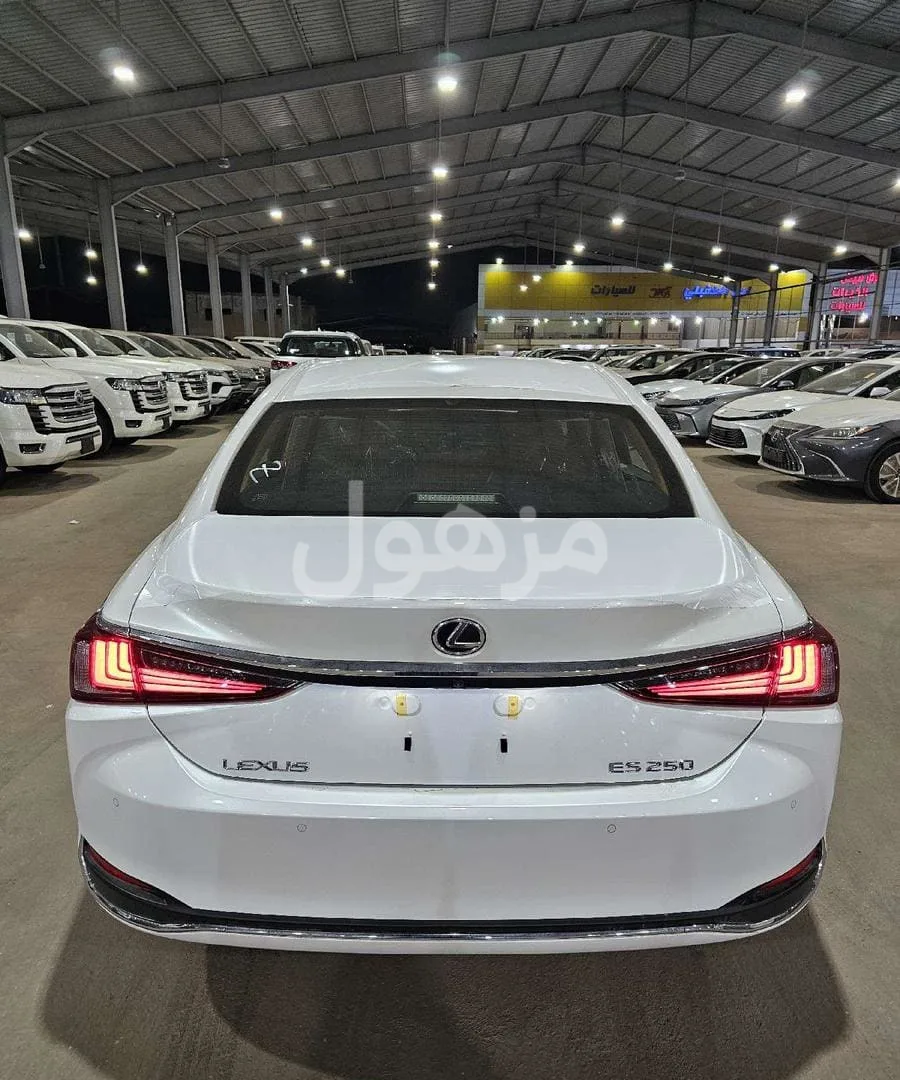 لكزس اي اس 250 موديل 2025.