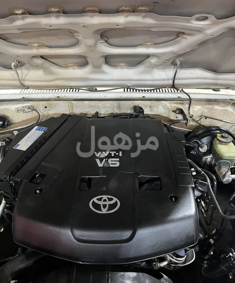 Land Cruiser pickup quarter engine