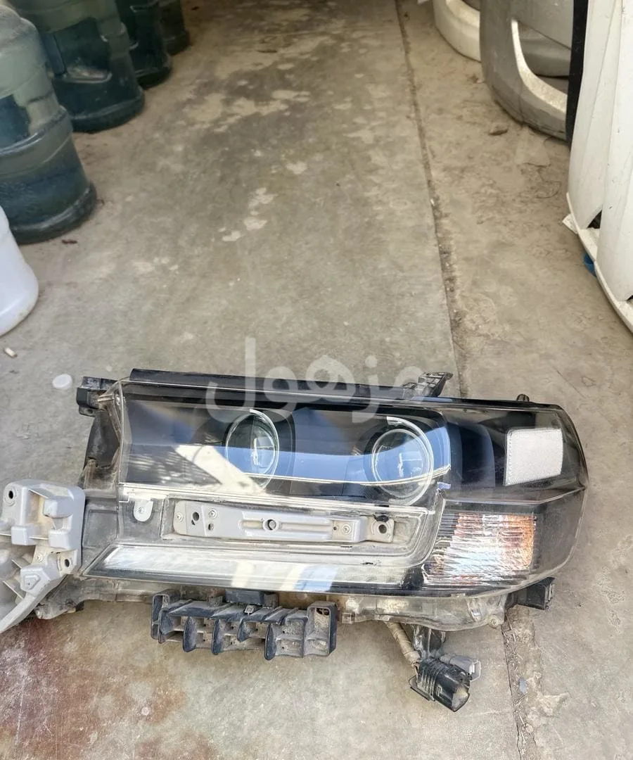 Left headlight for Land Cruiser GXR, blacked out, 2016-2017-2018-2019-2020.