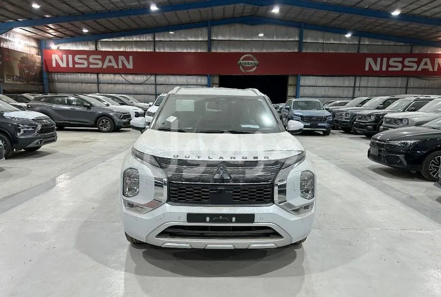 Mitsubishi Outlander 2025, Mid Option, 4WD, Panoramic Roof - Dammam