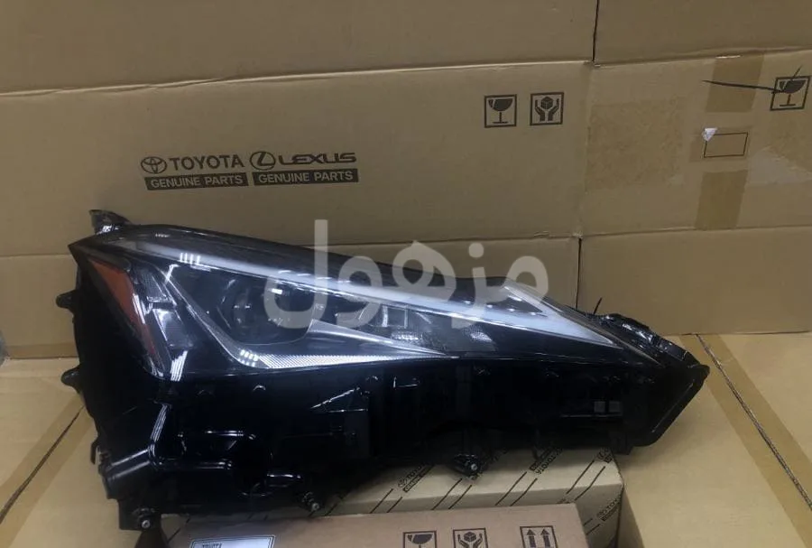 شمعه لكزس يمين UX300 عدسه 2020