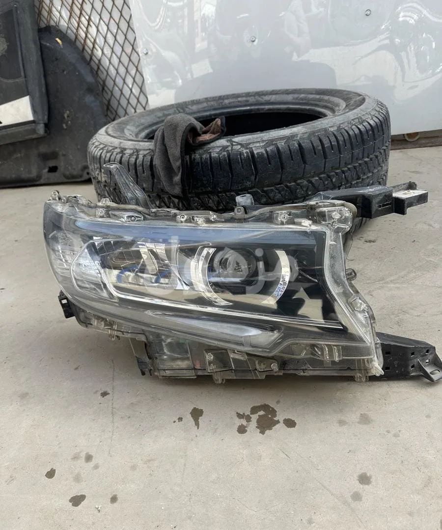 Right headlight for Prado 2018-2019-2020-2022, original from the dealer.