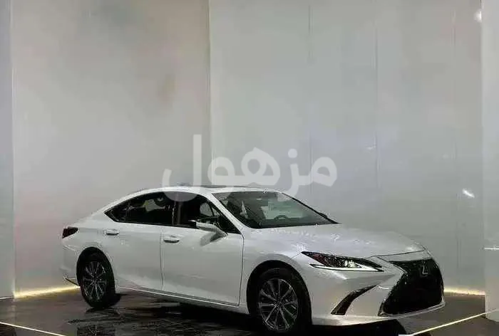 Lexus ES 250 2025, Sunroof, Center Screen - Jeddah