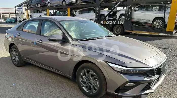 Hyundai Elantra Smart 2000cc model 2025 cash and installments
