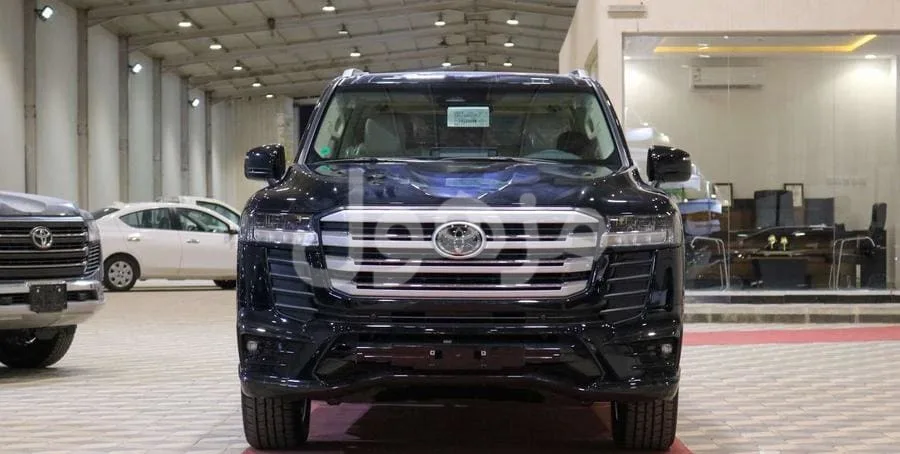 Toyota Land Cruiser 2026, Sunroof, Rear Screens, Cool Box - Riyadh