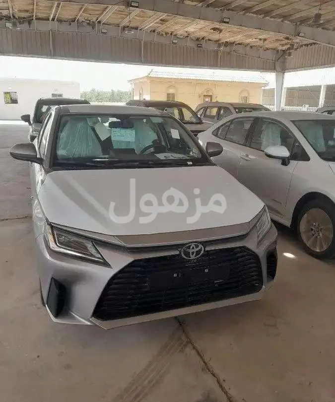 متوفر تويوتا يارس واي 2026 كاش وتقسيط رمادي فضي